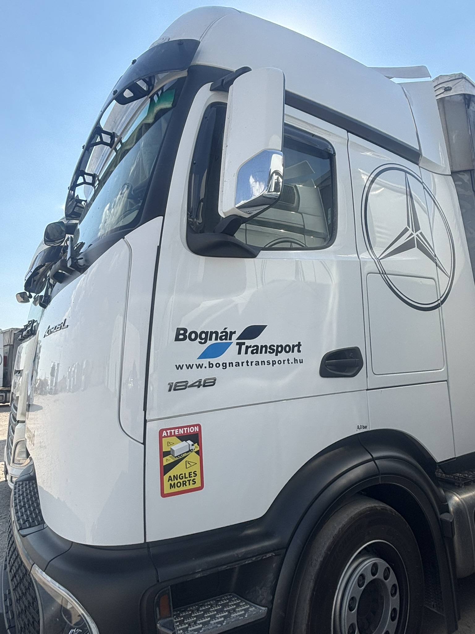 Új Mercedes-Benz Actros nyerges oldalnézete — Bognár Transport