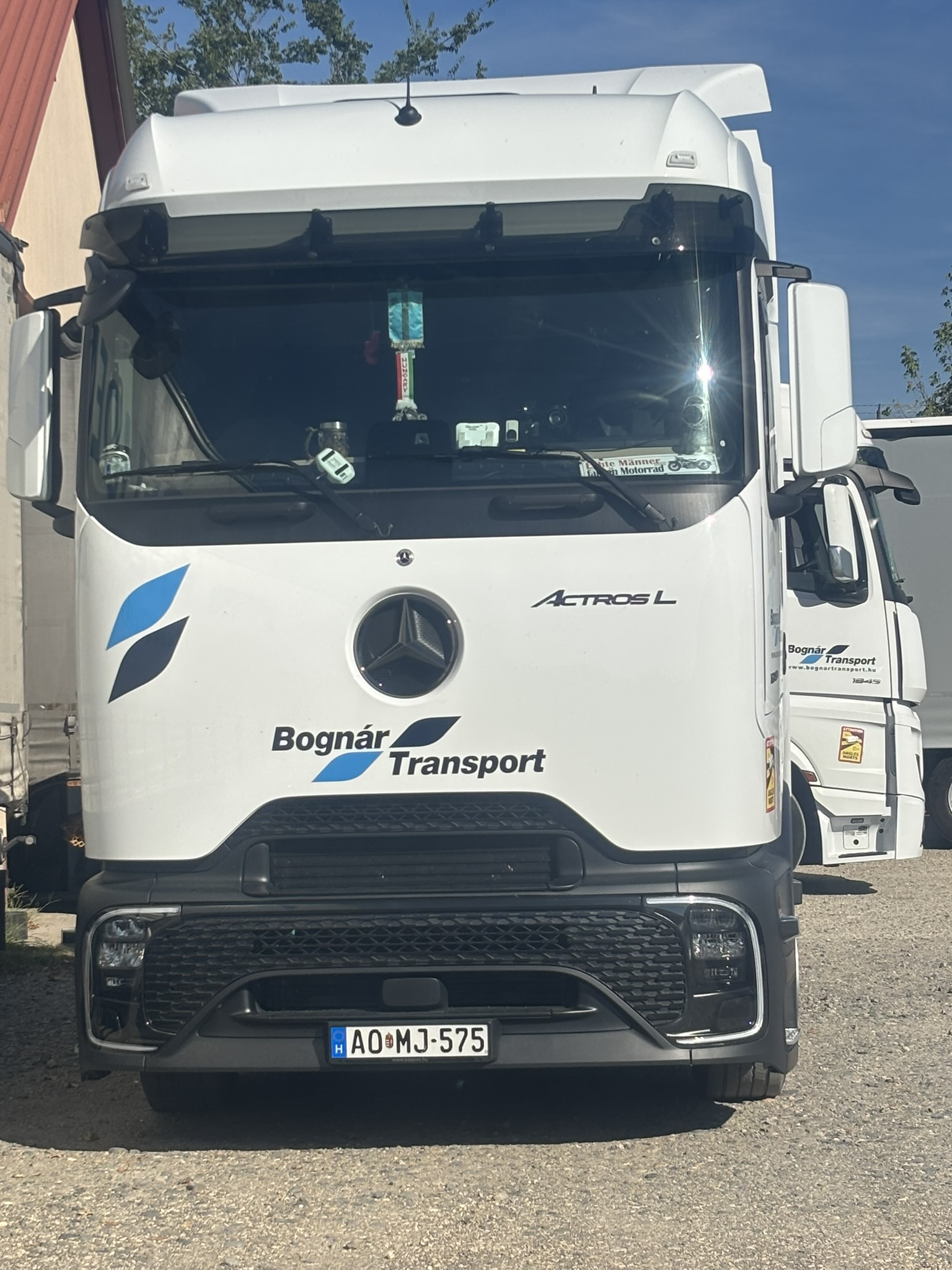 Új Mercedes-Benz Actros elölnézetben — Bognár Transport