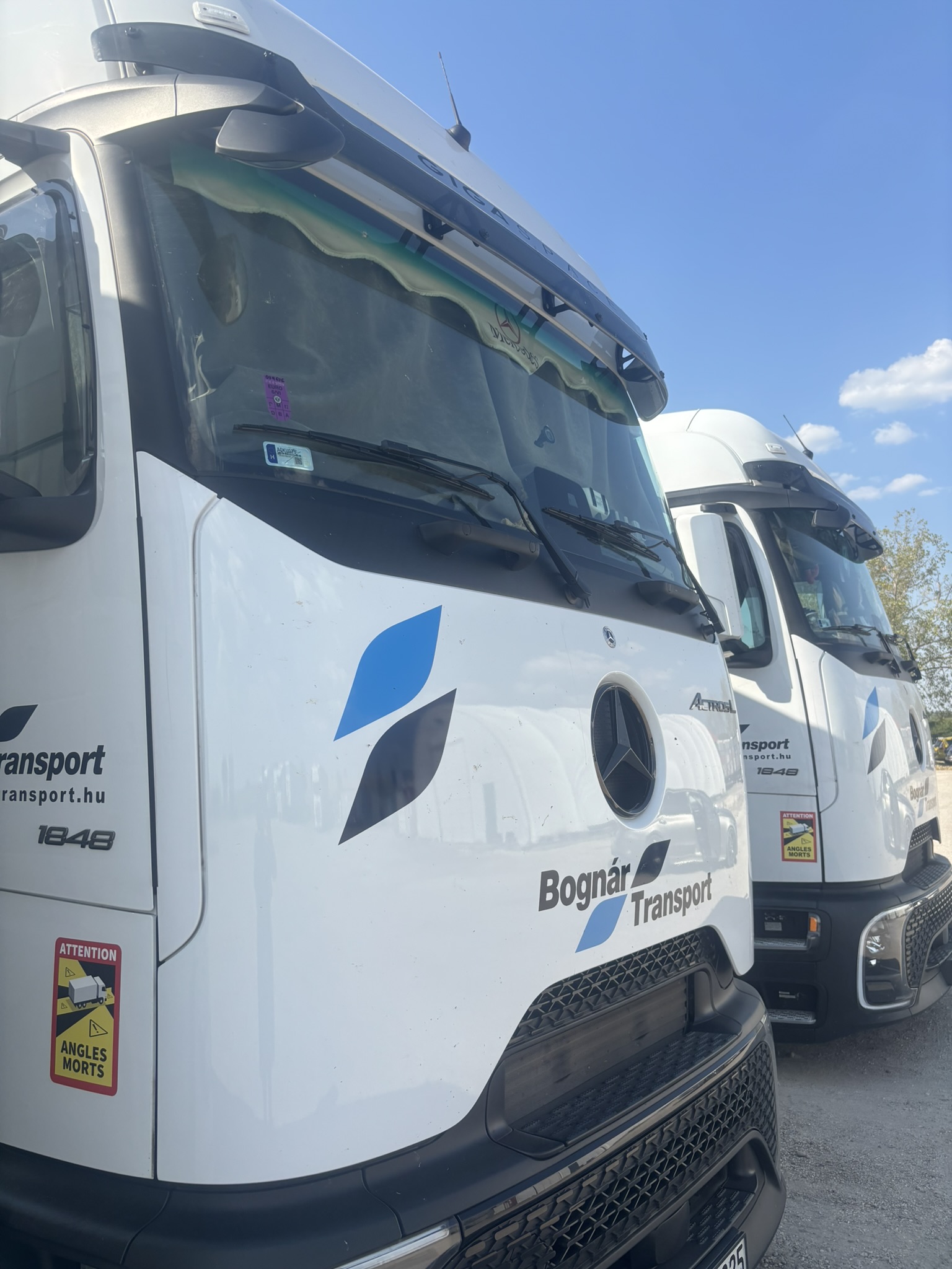 Két új Bognár Transport Actros kamion egymás mellett